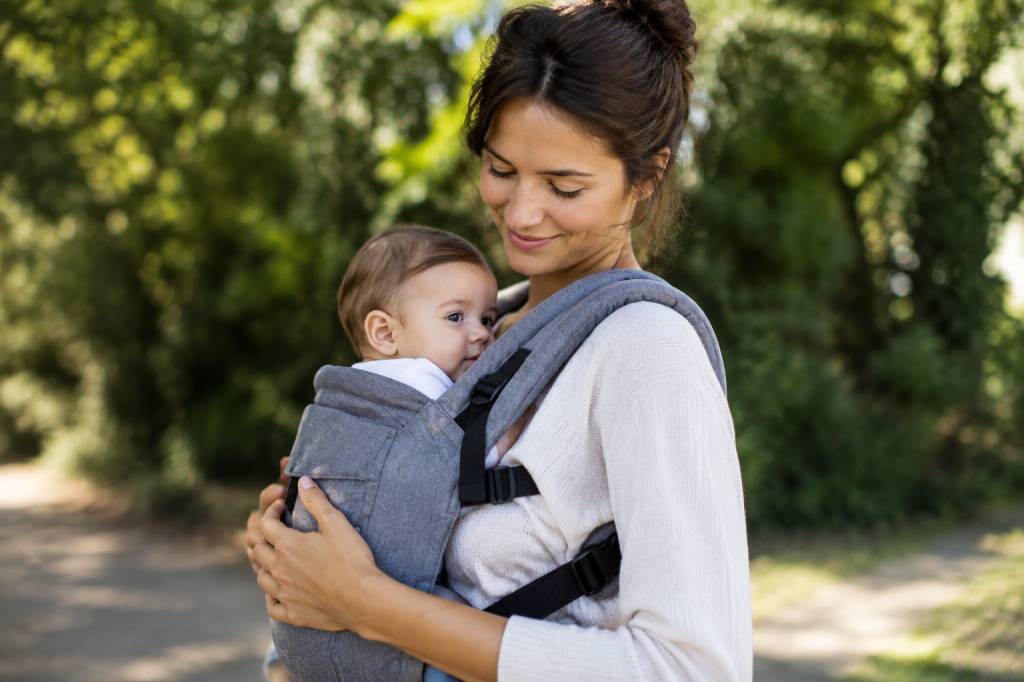 Petite enfance : le porte bébé, comment bien le choisir et l&rsquo;utiliser